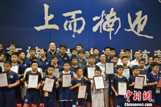 老年篮球爱好者如何保持罚球的手感？_0